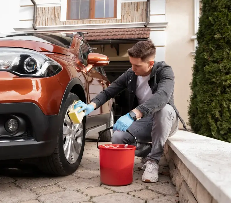 Lavage auto à domicile Nueil-les-Aubiers : professionnel intervenant sur un véhicule